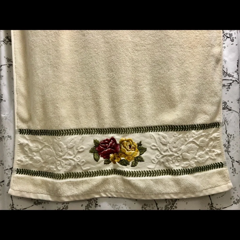 VINTAGE WAVERLY GARDEN ROOM EMBROIDERED COTTAGE ROSES W/EMBOSSED TRIM 24